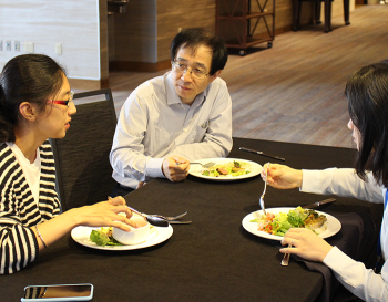 Young researchers meet with mentors about their writing over lunch. Young researchers meet with mentors about their writing over lunch.